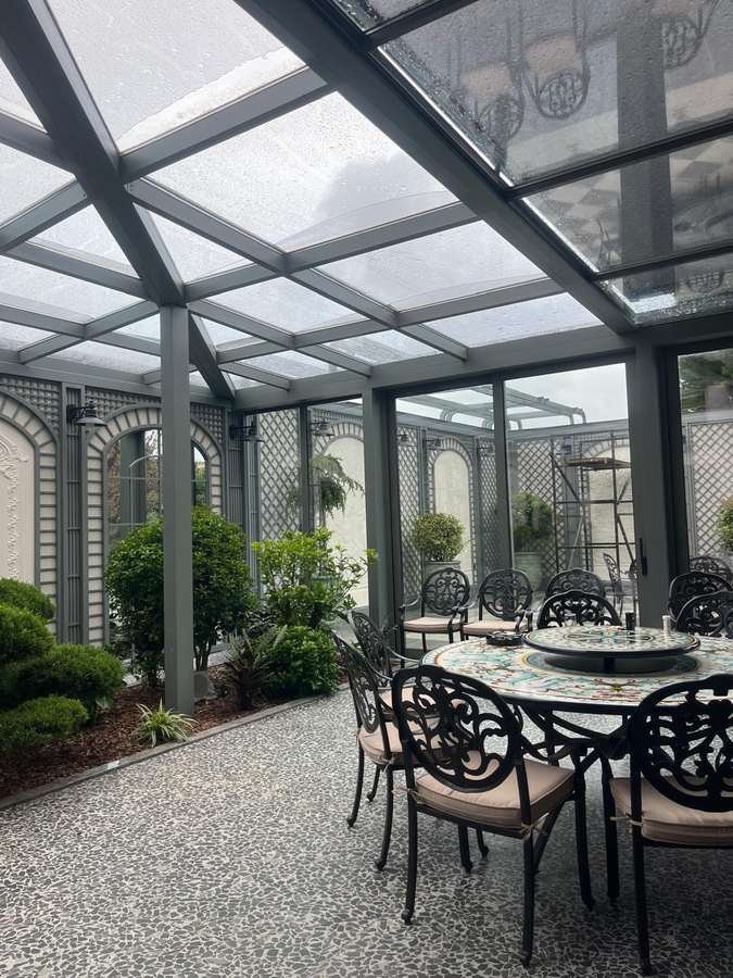 Klassischer Wintergarten mit Glasdach