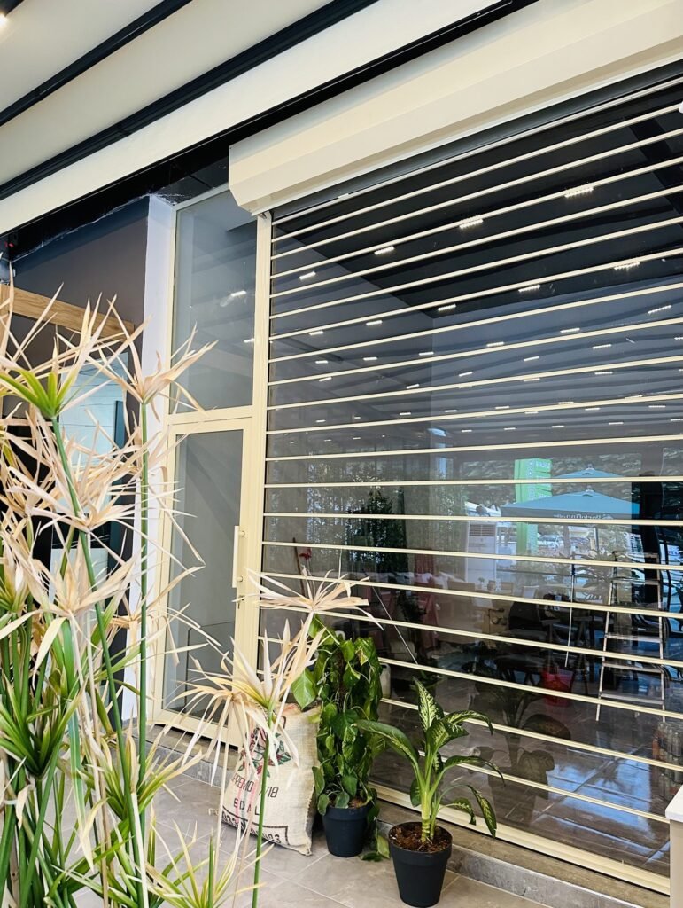 Kapalı konumdaki şeffaf kepenk: dükkân cephesinde güvenlik ve vitrin görünürlüğü