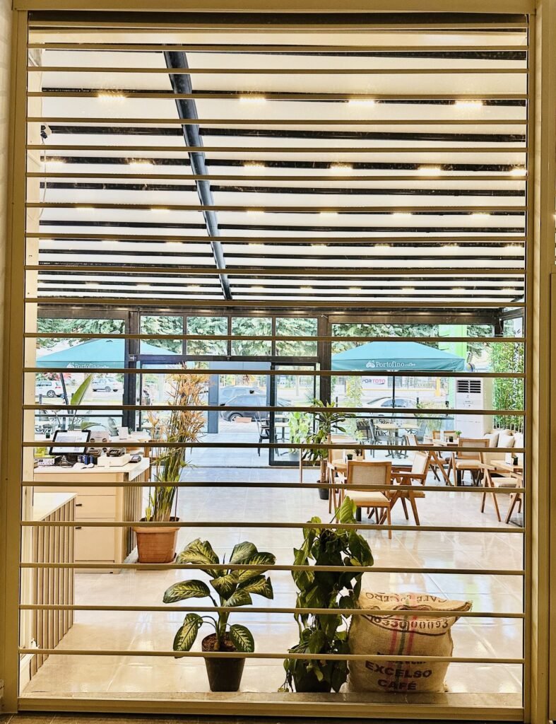 Kafe ve restoran terasında şeffaf kepenk ile rüzgâr ve yağmur koruması